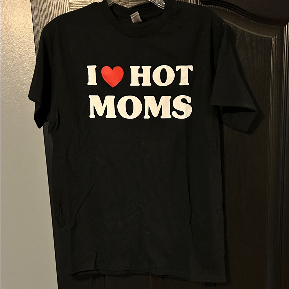I ❤️ Hot Moms t-shirt